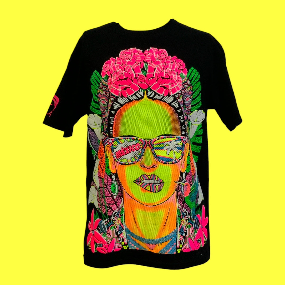 Playera neón luz negra con estampado en relieve y pulsera - foto 2
