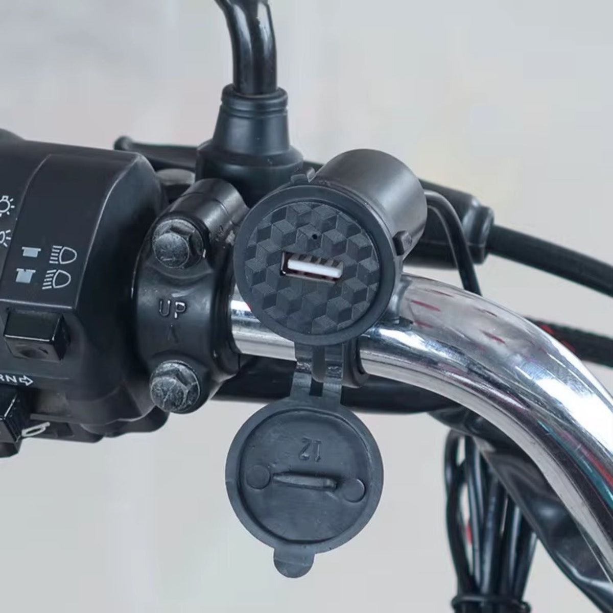 Cargador USB para moto con tapa protectora, para manubrio o retrovisor - foto 6
