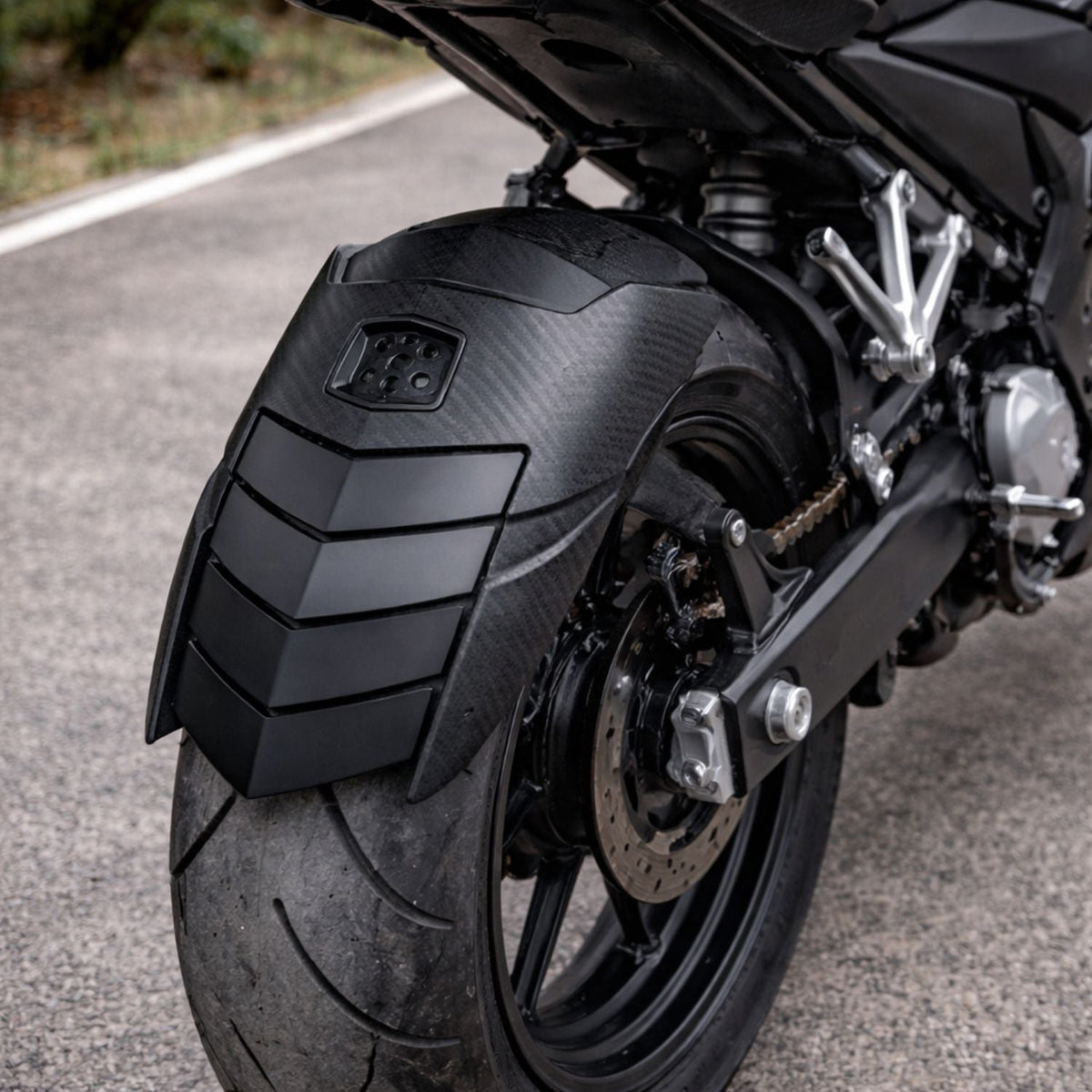Salpicadera trasera tipo hugger para moto con acabado fibra de carbono MTC279 - foto 6