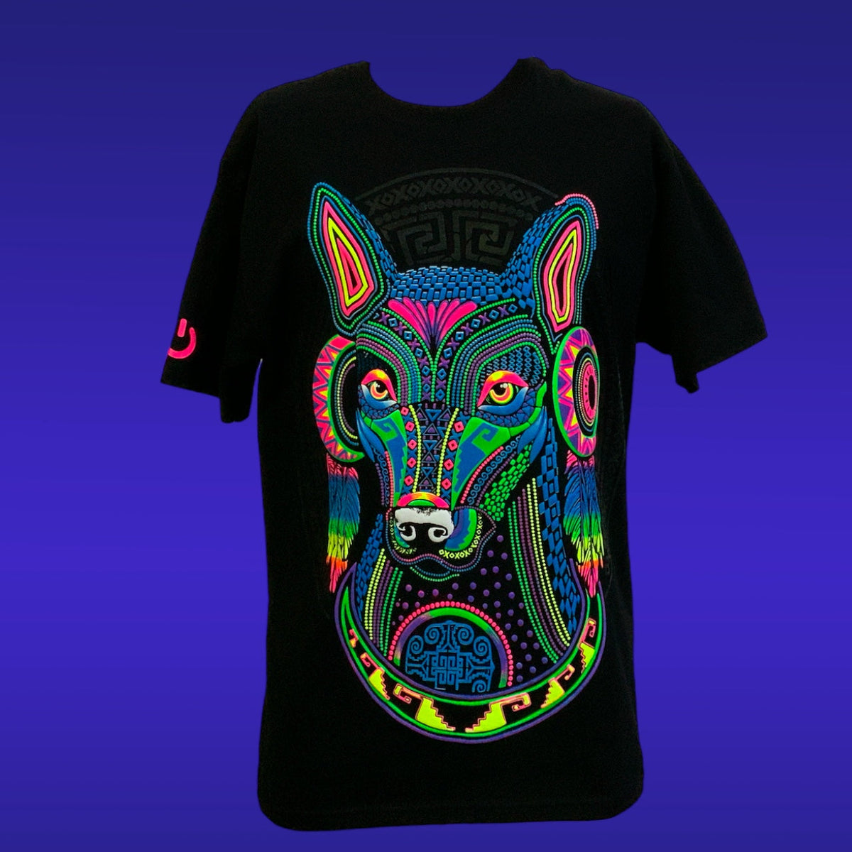 Playera neón luz negra con estampado en relieve y pulsera - foto 4
