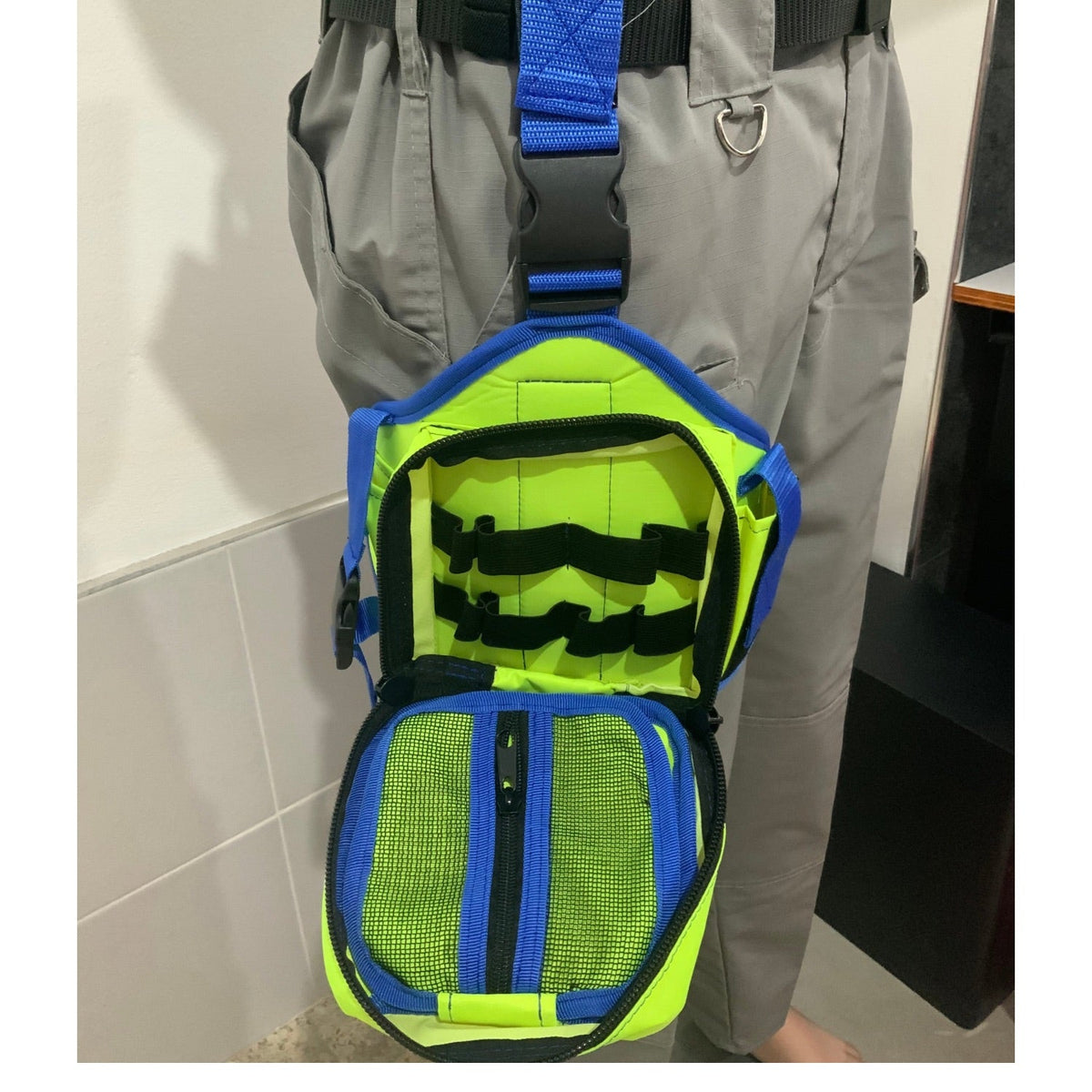 Chaleco paramédico de alta visibilidad con bolsas MOLLE y piernera - foto 5