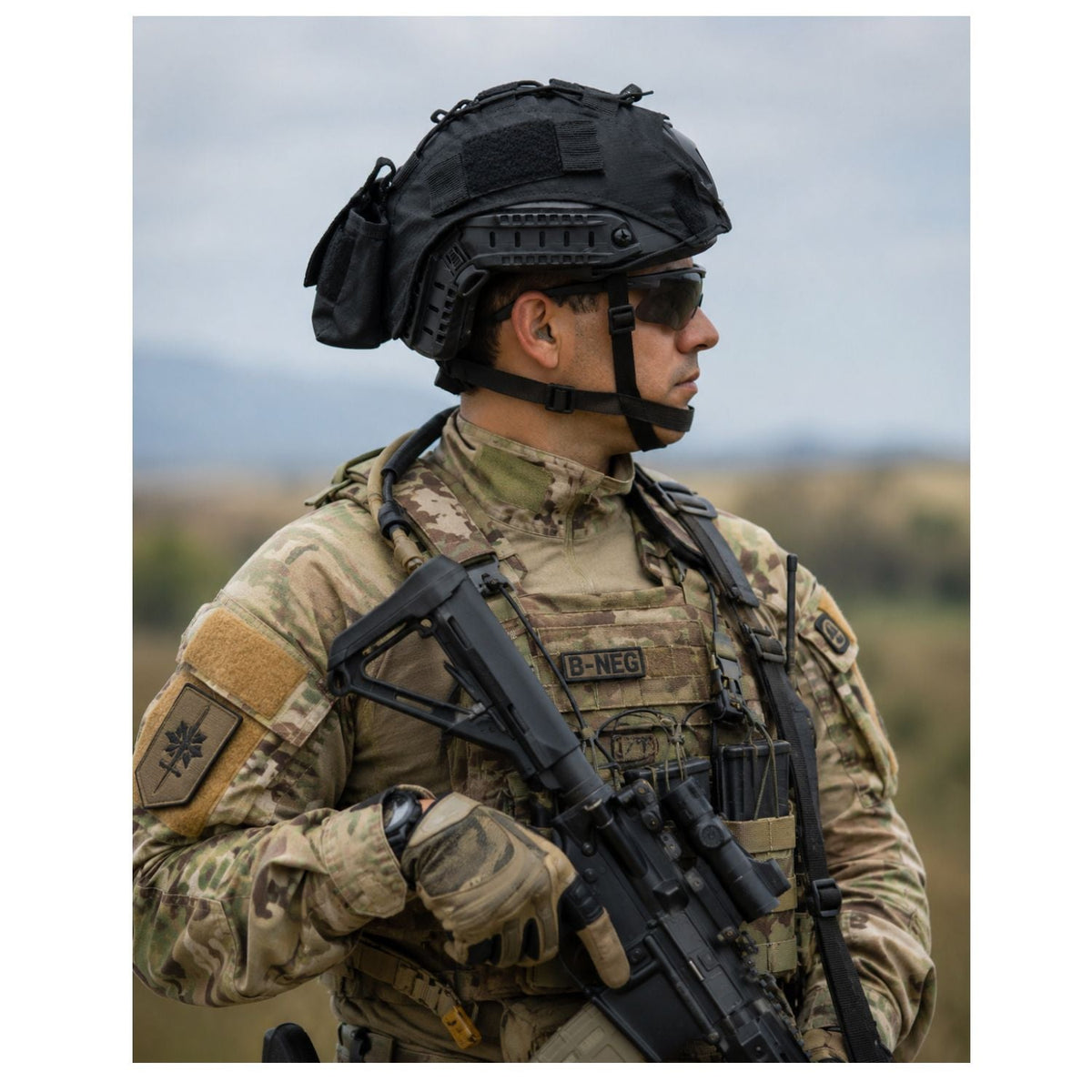 Funda para casco táctico tipo FAST con bolsa trasera y paneles de velcro (SN276) - foto 4