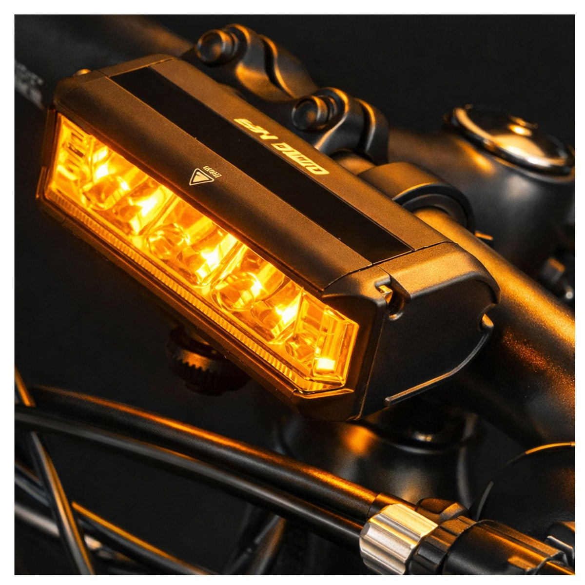 Lámpara frontal LED para bici de 1200 lm con luz ámbar y carga USB-C - foto 4