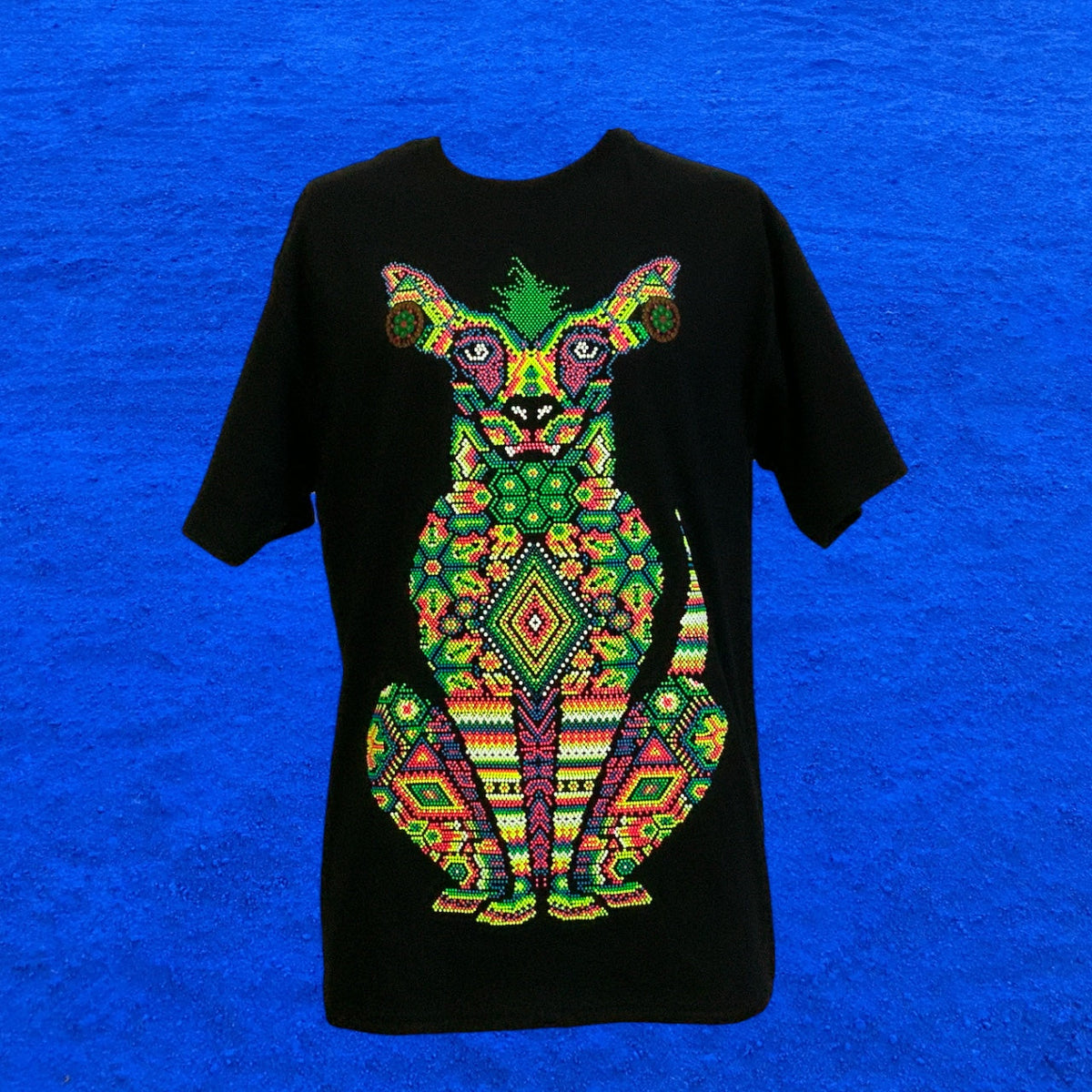 Playera neón luz negra con estampado en relieve y pulsera - foto 5