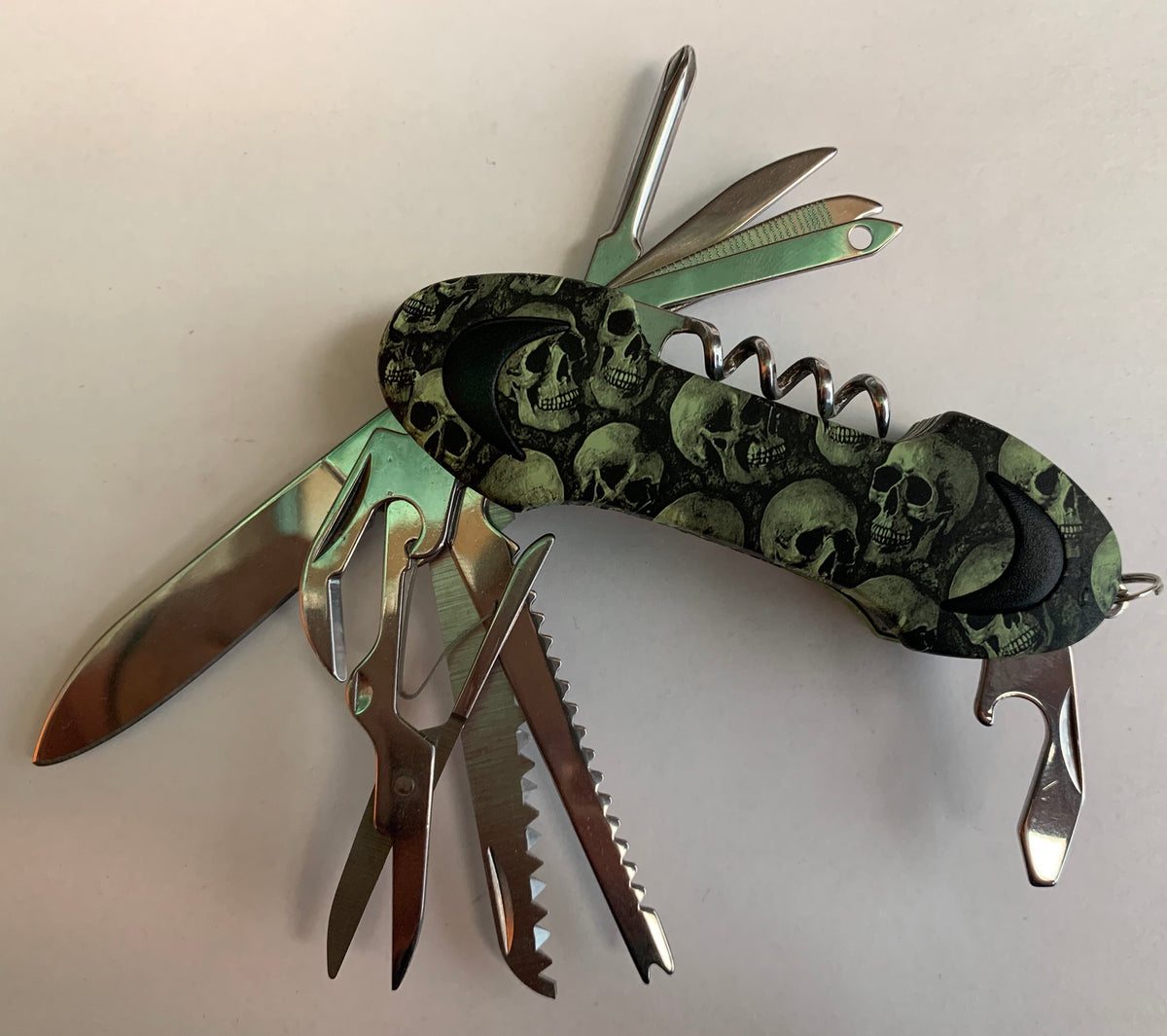Navaja multiusos con estampado de calaveras W1LGP