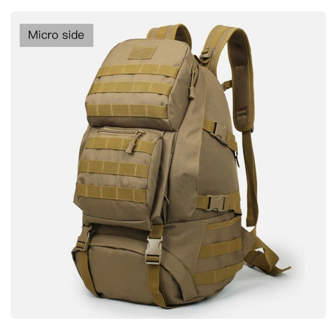 Mochila impermeable de 45 litros con compartimentos múltiples