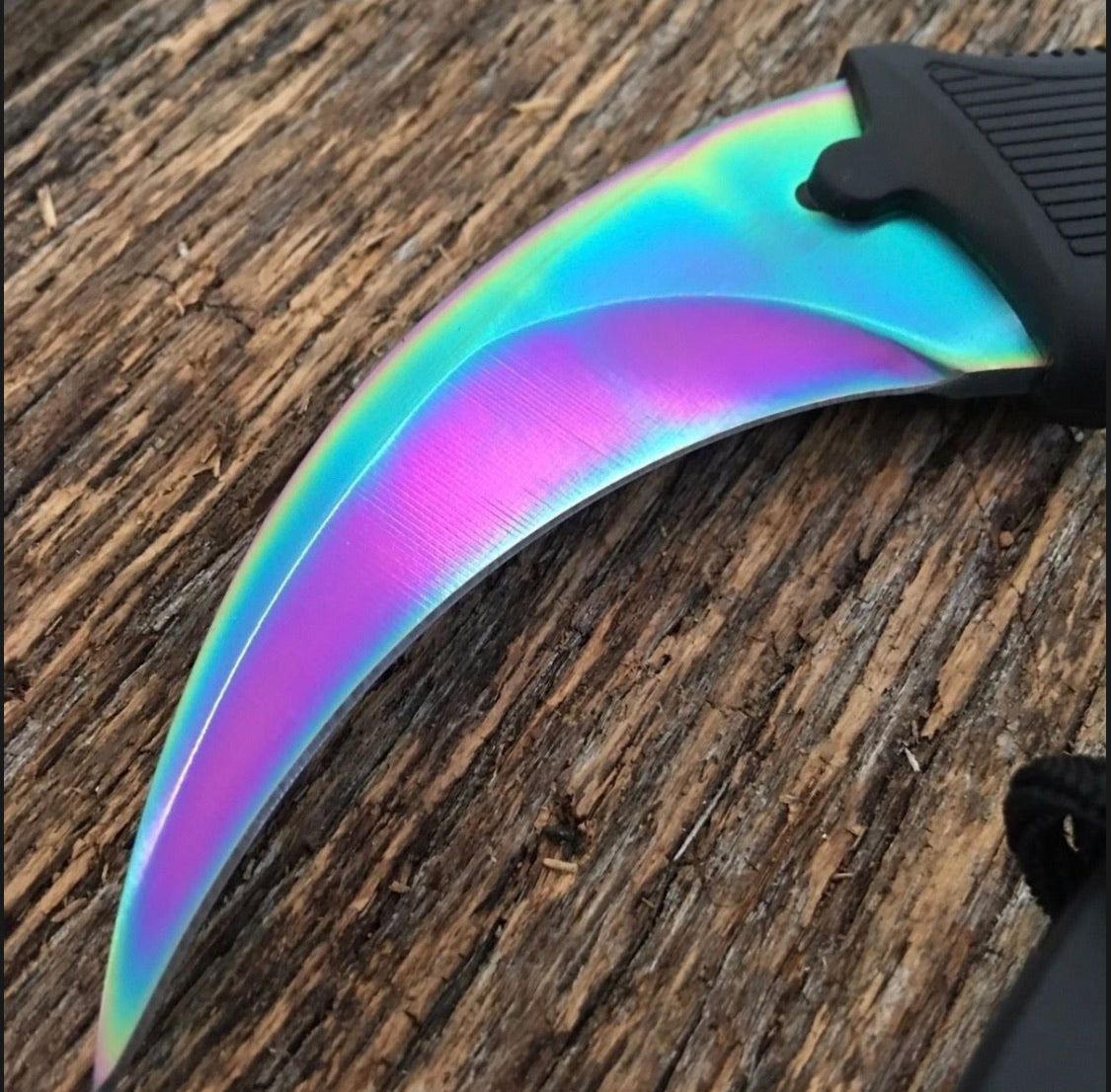 Cuchillo karambit de hoja fija color tornasol con funda - foto 2