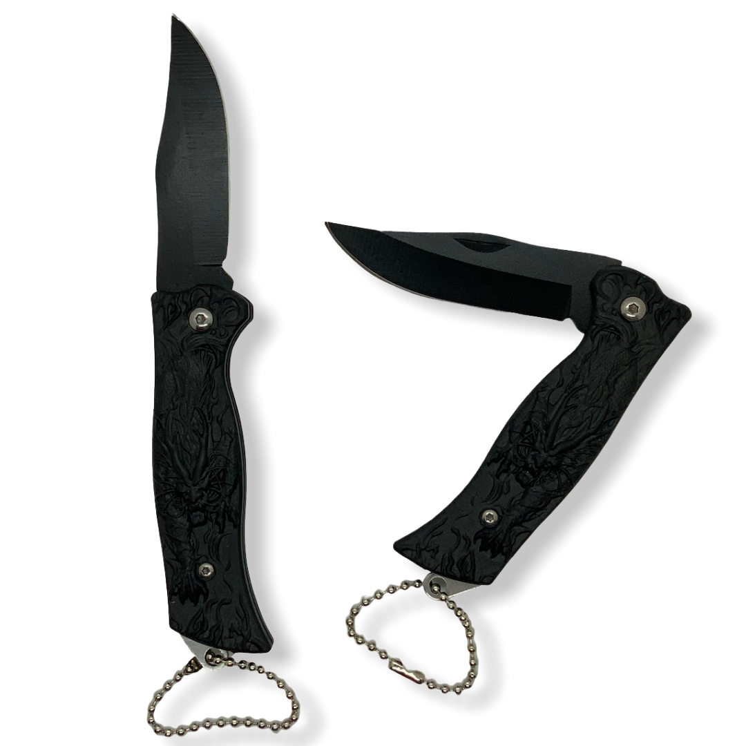 Navaja labrada con relieve 3D y cadena para llaves