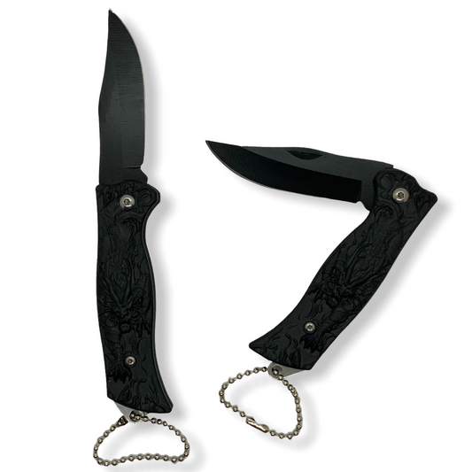 Navaja labrada con relieve 3D y cadena para llaves