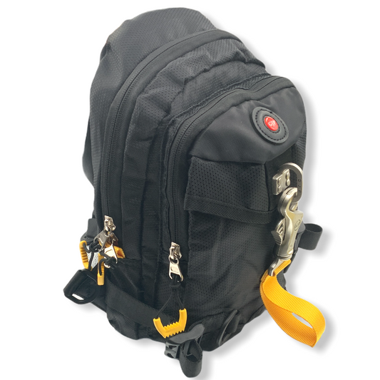 Mochila con gancho de seguridad y cierre en las correas