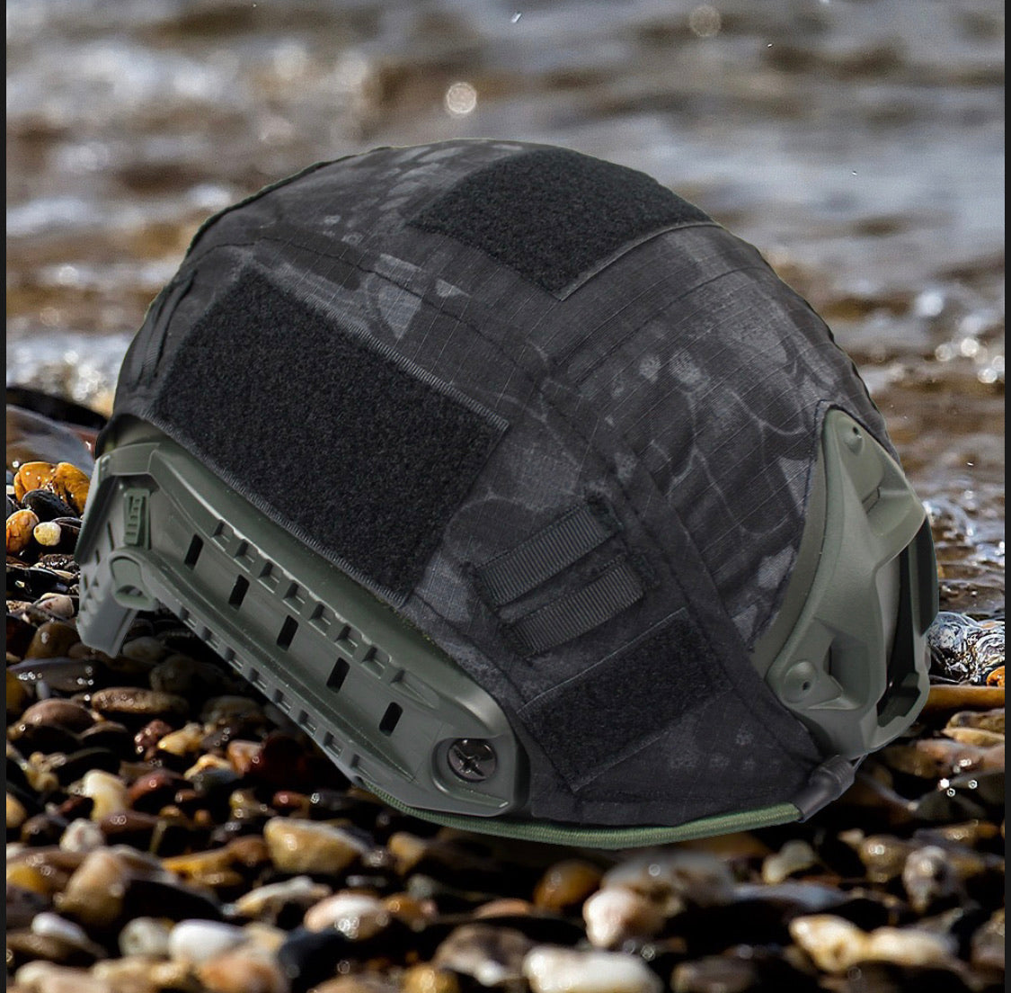 Cubierta de casco con estilo camuflaje, color negro liso